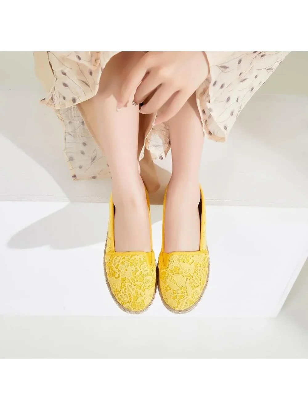 Womens Yellow Rubber Flower Embroidered Comfortable Round Toe Casual Ballet Flat